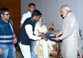 martyr abdul hamid s widow blesses modi - India TV martyr abdul hamid s widow blesses modi - India TV
