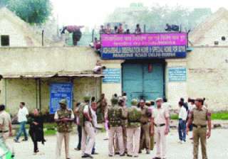 33 juveniles escape from delhi correctional home... 33 juveniles escape from delhi correctional home...