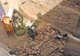 2 kids die as wall collapses - India TV 2 kids die as wall collapses - India TV