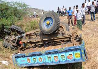 6 killed 8 injured in tractor truck crash in mp -... 6 killed 8 injured in tractor truck crash in mp -...