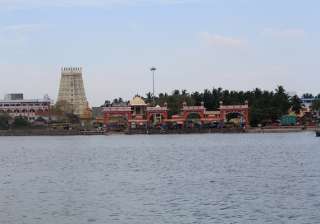 2 lakh take holy dip in sea on mahalaya ammavasai... 2 lakh take holy dip in sea on mahalaya ammavasai...