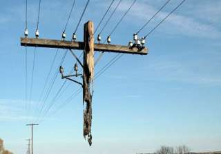 18 year boy electrocuted two injured - India TV 18 year boy electrocuted two injured - India TV