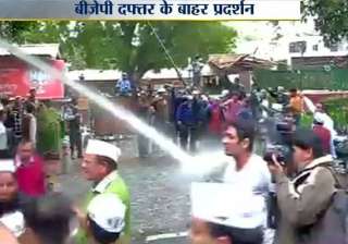 aap bjp workers clash in delhi lucknow kejriwal s... aap bjp workers clash in delhi lucknow kejriwal s...