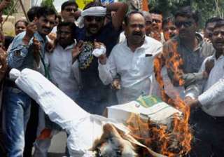 bjp sp workers clash in lucknow two policemen... bjp sp workers clash in lucknow two policemen...