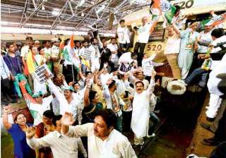 congress workers stage rail roko in maharashtra... congress workers stage rail roko in maharashtra...