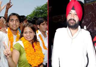 delhi assembly polls 1 600 scramble for congress... delhi assembly polls 1 600 scramble for congress...