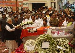 gopinath munde bid farewell by thousands of... gopinath munde bid farewell by thousands of...