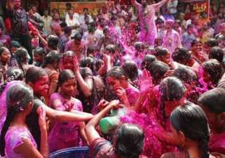 holi takes political colour in agra - India TV holi takes political colour in agra - India TV