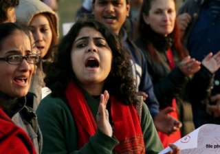 on new year delhi police gifts himmat to women -... on new year delhi police gifts himmat to women -...