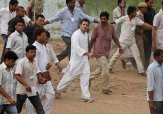 rahul walks 20 km in scorching vidarbha heat -... rahul walks 20 km in scorching vidarbha heat -...