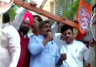 bjp protests outside kejriwal s residence over... bjp protests outside kejriwal s residence over...