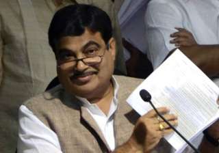 gadkari led team visits up to assess crop damage... gadkari led team visits up to assess crop damage...