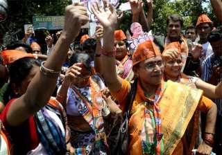 delhi polls bjp organises magic shows to woo... delhi polls bjp organises magic shows to woo...