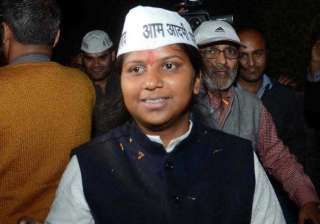 aap s rakhi demands sacking of cops who thrashed... aap s rakhi demands sacking of cops who thrashed...