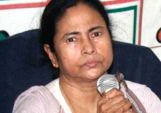 mamata accuses cpi m of distributing illegal arms... mamata accuses cpi m of distributing illegal arms...