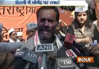 ink smeared on aap leader yogendra yadav s face... ink smeared on aap leader yogendra yadav s face...