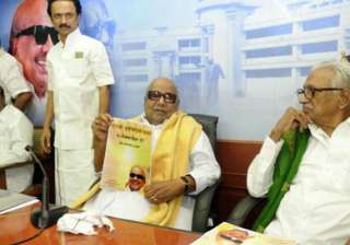 karunanidhi slams karat for calling dmk family... karunanidhi slams karat for calling dmk family...