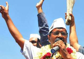 kejriwal shown black flags during faridabad... kejriwal shown black flags during faridabad...