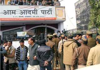 live reporting delhi police takes aap leaders... live reporting delhi police takes aap leaders...