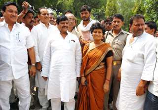 mayawati govt spent crores on paper for roads... mayawati govt spent crores on paper for roads...