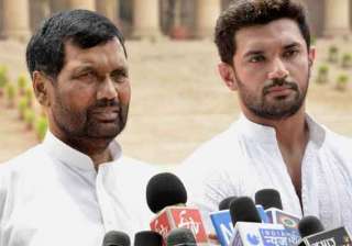 paswan meets kin of badaun gangrape and murder... paswan meets kin of badaun gangrape and murder...