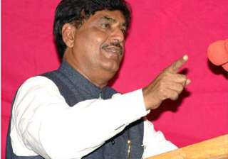 pawar discriminating against hailstorm hit... pawar discriminating against hailstorm hit...