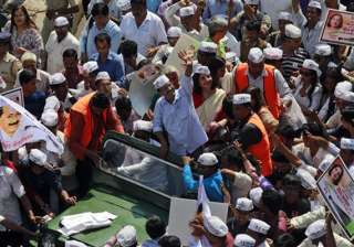 people of mumbai will teach aap a lesson uddhav... people of mumbai will teach aap a lesson uddhav...