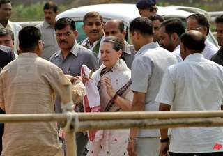 sonia flays left front in bengal - India TV sonia flays left front in bengal - India TV