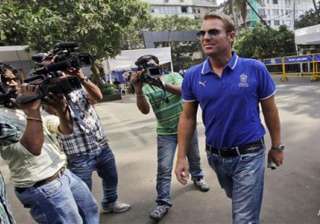 bronze statue of shane warne outside mcg - India... bronze statue of shane warne outside mcg - India...