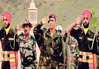 dhoni gets a crew cut in kargil - India TV dhoni gets a crew cut in kargil - India TV