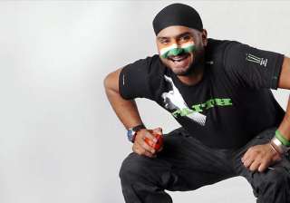 harbhajan offers rs 1 lakh to arunima. - India TV harbhajan offers rs 1 lakh to arunima. - India TV