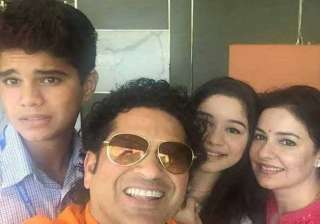 sachin tendulkar makes instagram debut gets 32k... sachin tendulkar makes instagram debut gets 32k...
