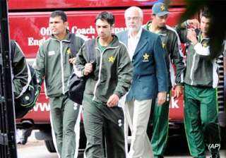 police find wads of notes in pak players hotel... police find wads of notes in pak players hotel...