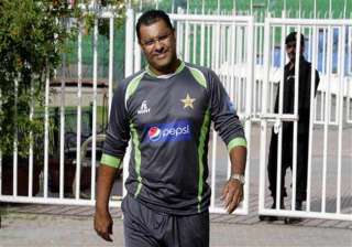 coach younis warns players to show right attitude... coach younis warns players to show right attitude...