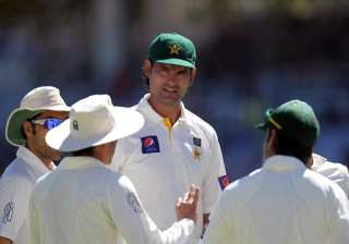 pakistan restricts south africa to 245 8 on day 1... pakistan restricts south africa to 245 8 on day 1...