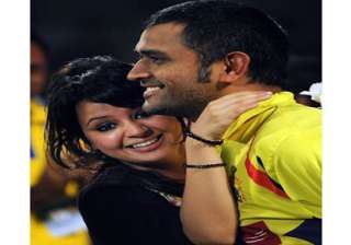 jab they met how dhoni texted sakshi and started... jab they met how dhoni texted sakshi and started...