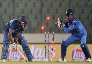 may give dhoni a souvenir stump if india win... may give dhoni a souvenir stump if india win...