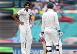 now ishant reportedly shows middle finger to fans... now ishant reportedly shows middle finger to fans...