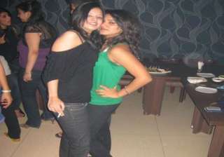 watch old pic of sakshi dhoni smoking during her... watch old pic of sakshi dhoni smoking during her...