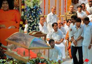 tendulkar weeps near sai baba s mortal remains -... tendulkar weeps near sai baba s mortal remains -...