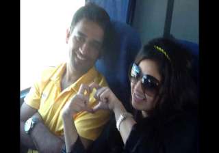 who broke dhoni s window pane - India TV who broke dhoni s window pane - India TV