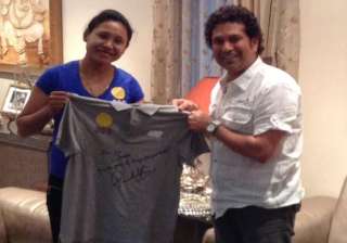 tendulkar meets sarita presents her autographed... tendulkar meets sarita presents her autographed...