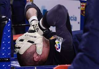 barcelona goalkeeper victor valdes tears knee... barcelona goalkeeper victor valdes tears knee...