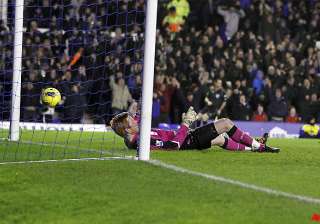 goalkeeper tim howard scores in everton loss -... goalkeeper tim howard scores in everton loss -...