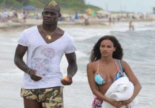 balotelli objects to sexy pose gf fanny dumps him... balotelli objects to sexy pose gf fanny dumps him...