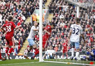 man united beats qpr to put pressure on city -... man united beats qpr to put pressure on city -...