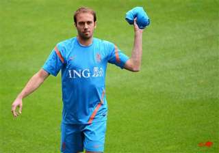 mathijsen back for 1st training since injury -... mathijsen back for 1st training since injury -...