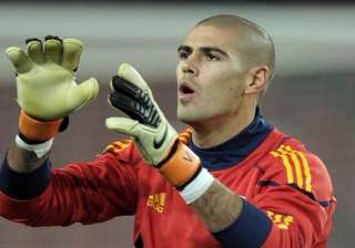 victor valdes out 7 months after knee surgery -... victor valdes out 7 months after knee surgery -...