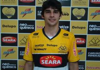 victory signs brazilian midfielder finkler -... victory signs brazilian midfielder finkler -...