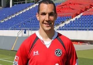 wolfsburg signs defender pogatetz from hannover -... wolfsburg signs defender pogatetz from hannover -...